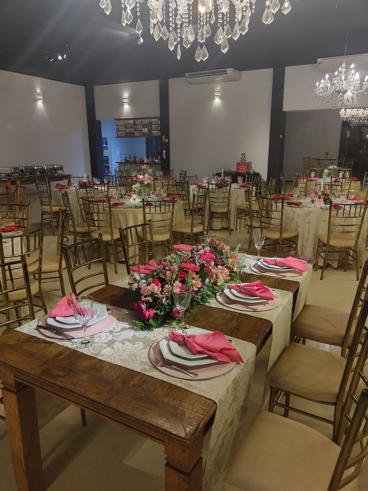 Festa montada com convidados e salão iluminado